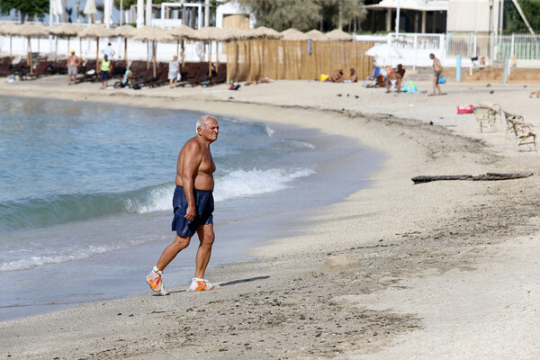 Κάνουν μπάνιο κανονικά στον Άλιμο - Σημερινές φωτογραφίες από την πλαζ