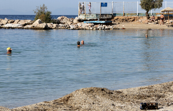 Κάνουν μπάνιο κανονικά στον Άλιμο - Σημερινές φωτογραφίες από την πλαζ