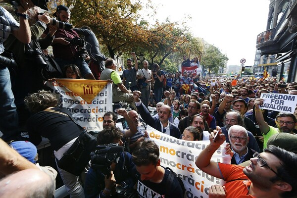 Καταλονία: Έφοδοι της Εθνοφυλακής και συλλήψεις υψηλόβαθμων στελεχών της τοπικής κυβέρνησης