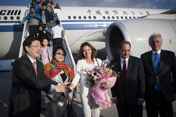 Η Μπέτυ Μπαζιάνα ήταν η πρώτη επιβάτης που αποβιβάστηκε από το Airbus της αεροπορικής εταιρίας Air China