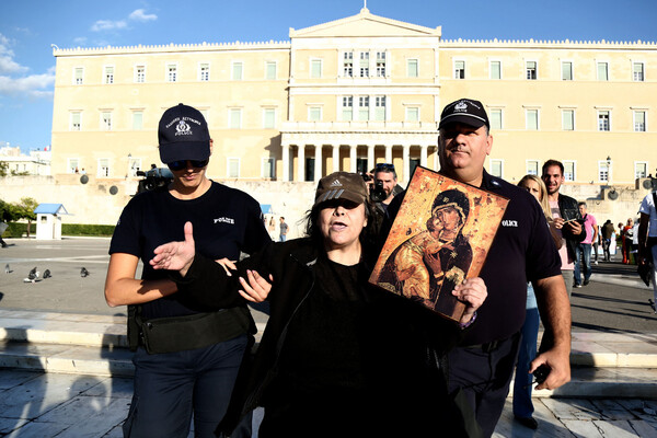Συγκέντρωση διεμφυλικών και οργανώσεων έξω από τη Βουλή - Η Λουκά απομακρύνθηκε από την αστυνομία