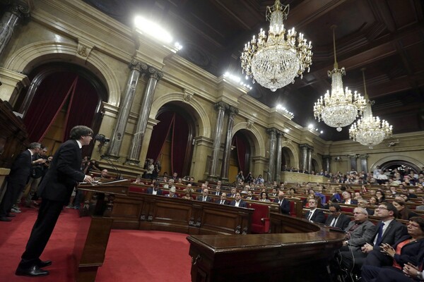 Ο ηγέτης της Καταλονίας αναστέλλει την ανακήρυξη ανεξαρτησίας - Ζητά διάλογο με τη Μαδρίτη