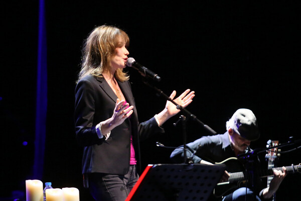 Η συναυλία της Κάρλα Μπρούνι στην Αθήνα- Αραιή προσέλευση κόσμου στο Παλλάς