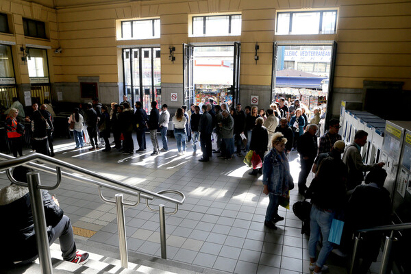 Σήμερα: Απίστευτες ουρές και ταλαιπωρία στο μετρό και τα εκδοτήρια