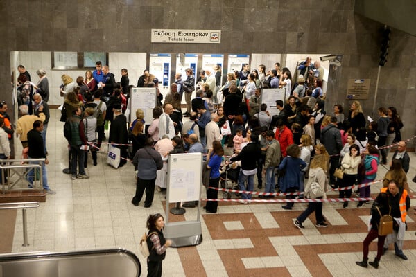 Συνεχίζονται οι ουρές για το ηλεκτρονικό εισιτήριο - Σπίρτζης: Αρχές Νοέμβρη θα κλείσουν οι μπάρες στο Μετρό