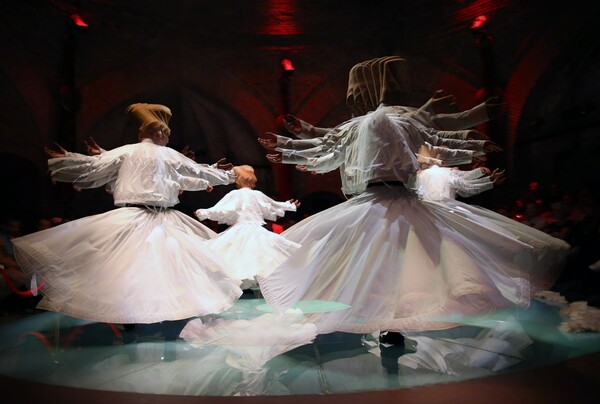 Ο εκστατικός περιστροφικός χορός των δερβίσιδων παρουσιάστηκε στην Κωνσταντινούπολη