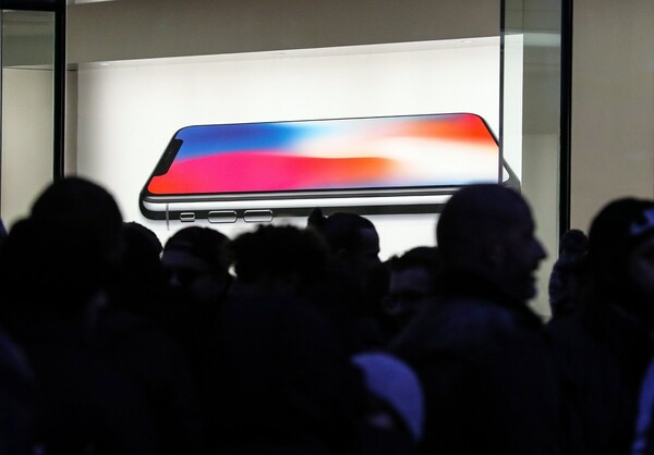 Παροξυσμός για το νέο iPhone X - Τεράστιες ουρές σε πολλές πόλεις του κόσμου