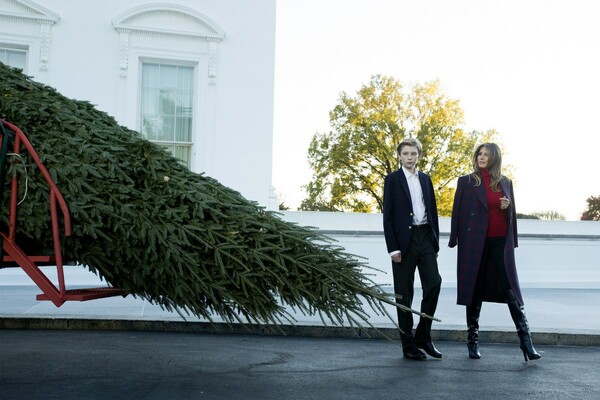 Η Μελάνια και ο 11χρονος Μπάρον υποδέχονται το χριστουγεννιάτικο δέντρο στον Λευκό Οίκο