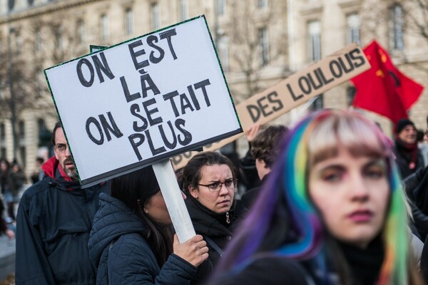 Γυμνόστηθες Femen διαδηλώνουν μαζί με 2000 γυναίκες στο Παρίσι