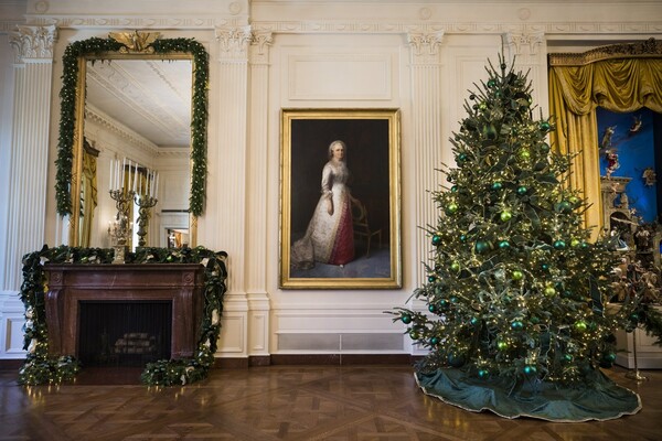 Χριστούγεννα στον Λευκό Οίκο- Η Μελάνια Τραμπ αποκάλυψε την εντυπωσιακή διακόσμηση