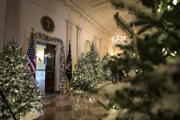 Χριστούγεννα στον Λευκό Οίκο- Η Μελάνια Τραμπ αποκάλυψε την εντυπωσιακή διακόσμηση