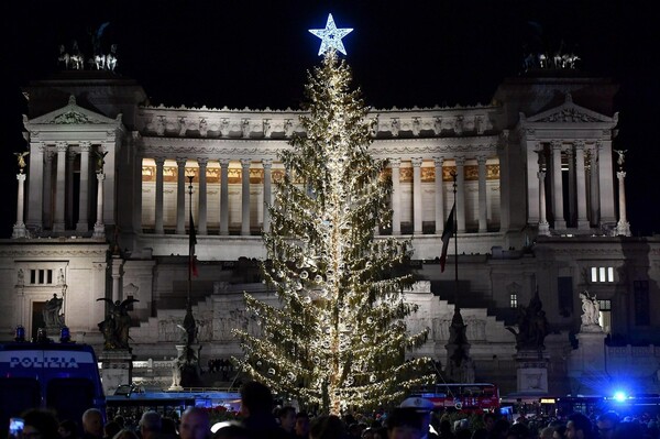Ο δήμος της Ρώμης θα ζητήσει αποζημίωση γι' αυτό εδώ το χριστουγεννιάτικο δέντρο