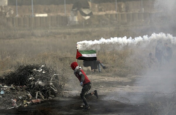 4 Παλαιστίνιοι νεκροί και 160 τραυματίες από πυρά Ισραηλινών - Συγκρούσεις σε Γάζα και Δ. Όχθη
