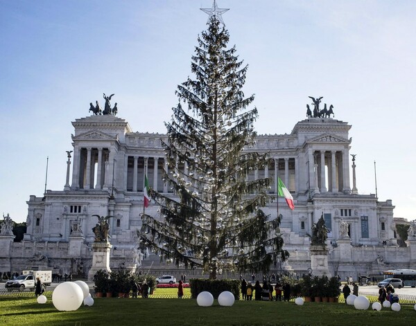 Ο δήμος της Ρώμης θα ζητήσει αποζημίωση γι' αυτό εδώ το χριστουγεννιάτικο δέντρο