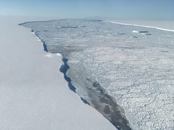 Η NASA δημοσίευσε τις πρώτες εντυπωσιακές αεροφωτογραφίες από το γιγάντιο παγόβουνο που αποκολλήθηκε στην Ανταρκτική