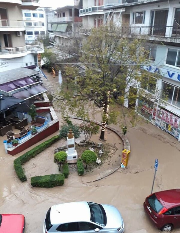 Εγκλωβίστηκαν στα οχήματά τους οδηγοί στο Αγρίνιο- Μεγάλες οι ζημιές