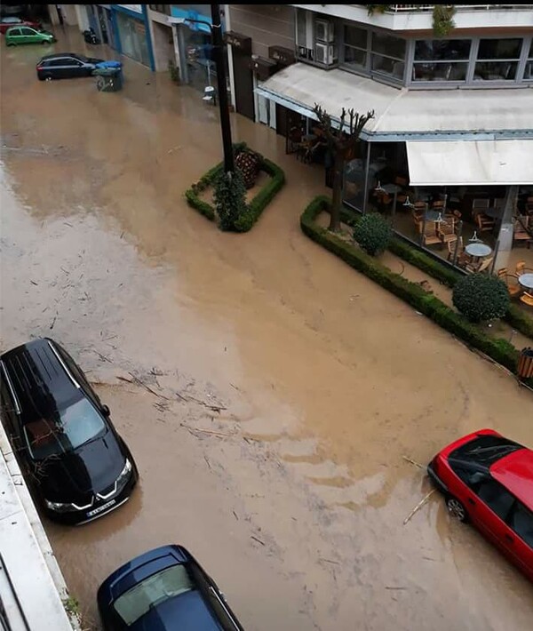 Εγκλωβίστηκαν στα οχήματά τους οδηγοί στο Αγρίνιο- Μεγάλες οι ζημιές