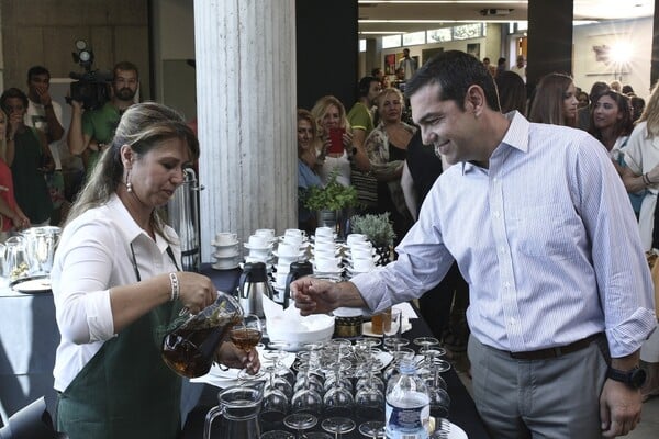 Δείτε τον Τσίπρα να ξεναγείται, να τρώει και να εντυπωσιάζεται στην Apivita