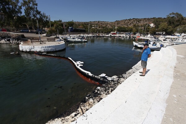 Απόγνωση στη Σαλαμίνα: Πίσσα και πετρέλαιο σε ακτογραμμή 2,5 χλμ και χιλιάδες τόνοι καυσίμων στο Σαρωνικό