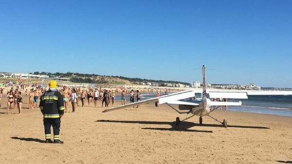 Νεκροί λουόμενοι κοντά στη Λισαβόνα από μικρό αεροπλάνο που έκανε αναγκαστική προσγείωση σε παραλία