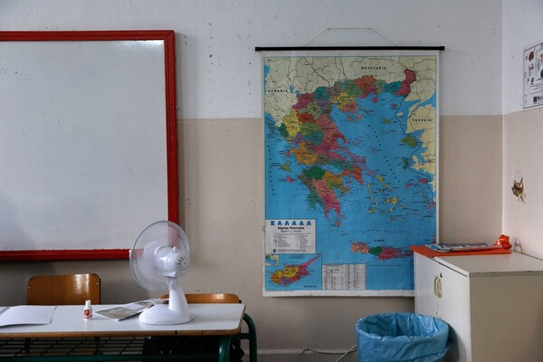 Αλεξανδρούπολη: Δάσκαλος δημοτικού κλείδωσε τους μαθητές στην τάξη- Τους έβριζε, τους πετούσε βιβλία και αναποδογύριζε θρανία