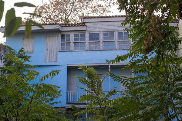 Κάποιος προσπάθησε να φωτογραφήσει το σπίτι του κυρίου Κοκοβίκου στην Πλάκα, και έγινε θέαμα