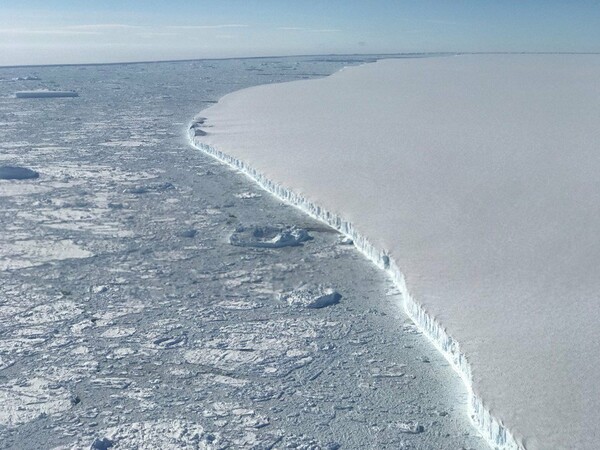 Η NASA δημοσίευσε τις πρώτες εντυπωσιακές αεροφωτογραφίες από το γιγάντιο παγόβουνο που αποκολλήθηκε στην Ανταρκτική