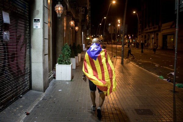Ο ηγέτης της Καταλονίας αναστέλλει την ανακήρυξη ανεξαρτησίας - Ζητά διάλογο με τη Μαδρίτη