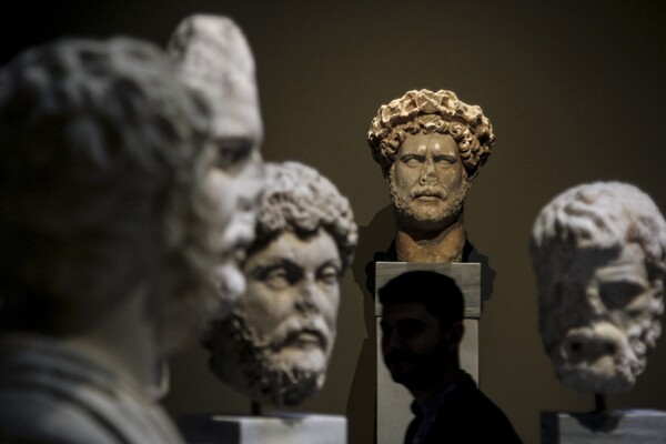 Στριμωγμένος Αδριανός: Μια λιτή έκθεση για τον Ρωμαίο ευεργέτη της Αθήνας