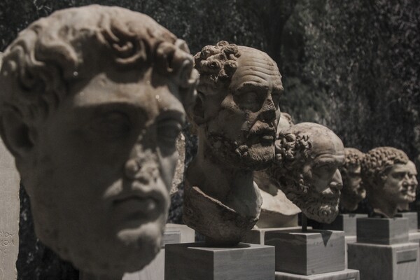 Στριμωγμένος Αδριανός: Μια λιτή έκθεση για τον Ρωμαίο ευεργέτη της Αθήνας