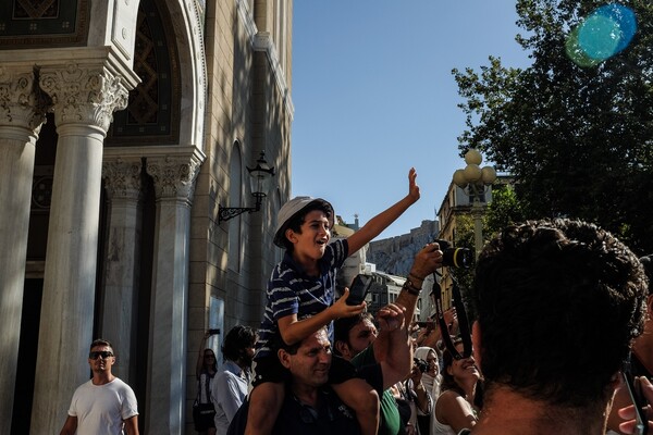 Το ζεύγος Μακρόν στο κέντρο της Αθήνας - Φωτογραφίες από τη βόλτα που εξέπληξε τους πάντες