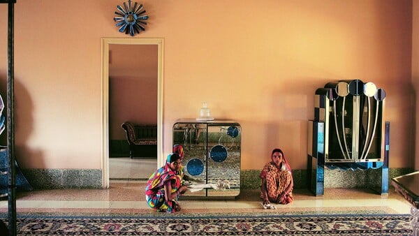 Μοντερνισμός στις όχθες του Γάγγη: Οι πολύχρωμες φωτογραφίες του Raghubir Singh