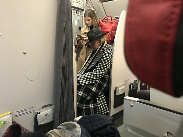 Ξανά στην οικονομική θέση πτήσης η Μαντόνα - Ο θρύλος επιλέγει τα φτηνά...