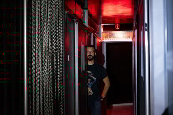 Η Alexander Sauna μετατρέπεται για ένα απόγευμα σε χώρο τέχνης για ένα ιδιότυπο πάρτι