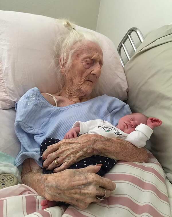 10 φορές που ηλικιωμένοι κράτησαν στην αγκαλιά τους ένα νεογέννητο και απλώς μας έκαναν να κλάψουμε