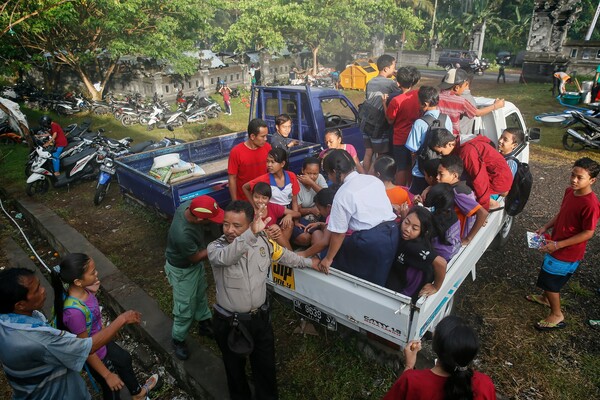 Θέμα ωρών πλέον η έκρηξη του ηφαιστείου Αγκούνγκ στο Μπαλί - 60.000 άνθρωποι εγκατέλειψαν τα σπίτια τους