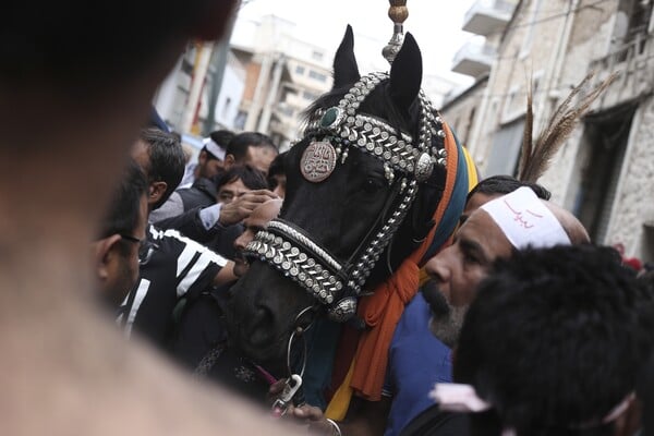 Η ετήσια τελετή της Ασούρα στον Πειραιά - Το αιματηρό αυτομαστίγωμα των σιιτών μουσουλμάνων