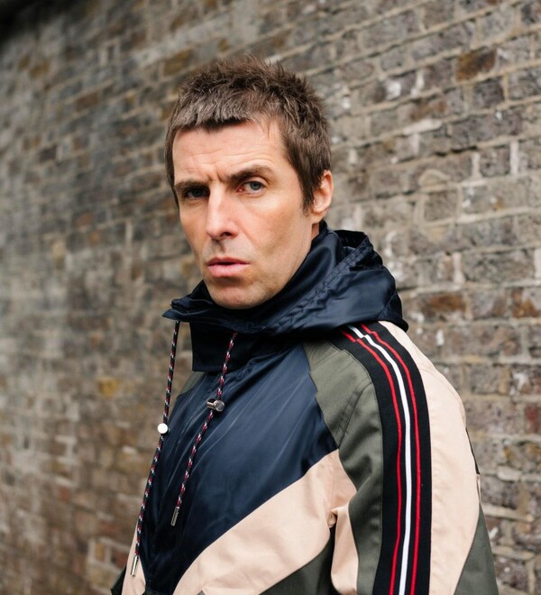 Ο Liam Gallagher σολάρει και οι Βρετανοί τον στέλνουν ξανά στην κορυφή των charts