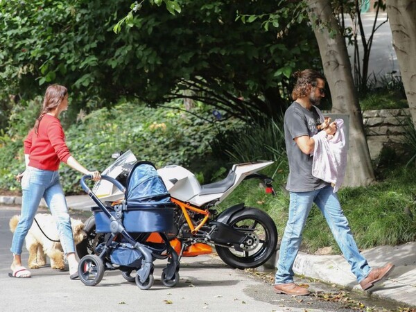 Ο Μπράντλεί Κούπερ, η Ιρίνα Σάικ και η μικρή τους κόρη για πρώτη φορά μαζί σε οικογενειακή βόλτα