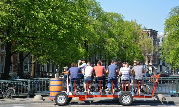 Το Άμστερνταμ απαγόρευσε τα «ποδήλατα μπίρας»