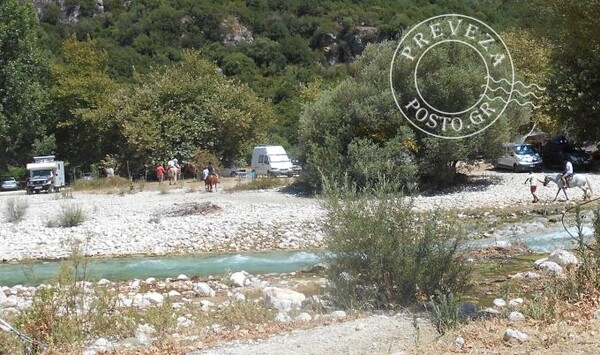 Η Τζολί στον Αχέροντα - Αυτές οι φωτογραφίες που κυκλοφόρησαν φέρονται να την δείχνουν με τα δυο της παιδιά στην Πρέβεζα