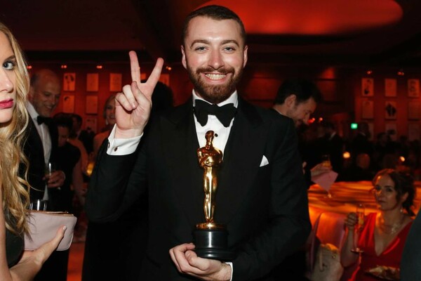 Γιατί η μπαλάντα του Sam Smith όπου κλαίει τον χαμένο του έρωτα σαρώνει;