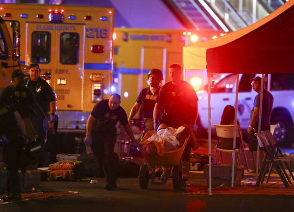 Συγκλονιστικές φωτογραφίες από το Λας Βέγκας - Οι σκηνές τρόμου και πανικού αμέσως μετά την επίθεση