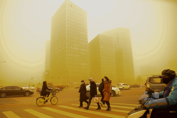 Μία από τις χειρότερες αμμοθύελλες σκεπάζει το Πεκίνο: «Κίτρινος» ο ουρανός