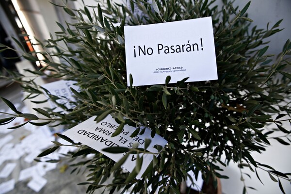 Κατάληψη στην Ισπανική Πρεσβεία: 18 προσαγωγές μελών του Ρουβίκωνα από την ΕΛ.ΑΣ. (upd)