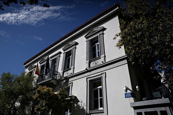 Κατάληψη στην Ισπανική Πρεσβεία: 18 προσαγωγές μελών του Ρουβίκωνα από την ΕΛ.ΑΣ. (upd)