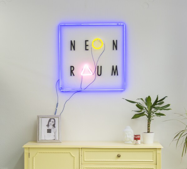 Τι νέα από το Neon Raum;