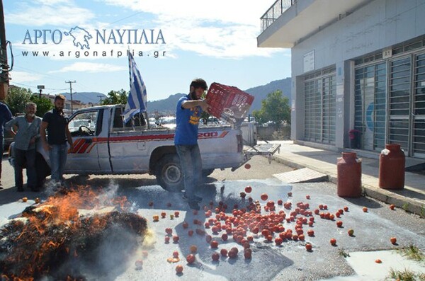 Αγροτο-κτηνοτρόφοι στην Αργολίδα πέταξαν ντομάτες, γάλατα και έκαψαν ζωοτροφές