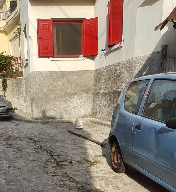 Σε δρόμο της Μυτιλήνης συμπυκνώνεται η Ελλάδα που δεν αντέχουμε πια