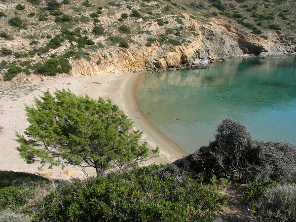 Ηρακλειά: ελεύθερη, αγνή και ξεχασμένη ανάμεσα στα μεγαθήρια των Κυκλάδων